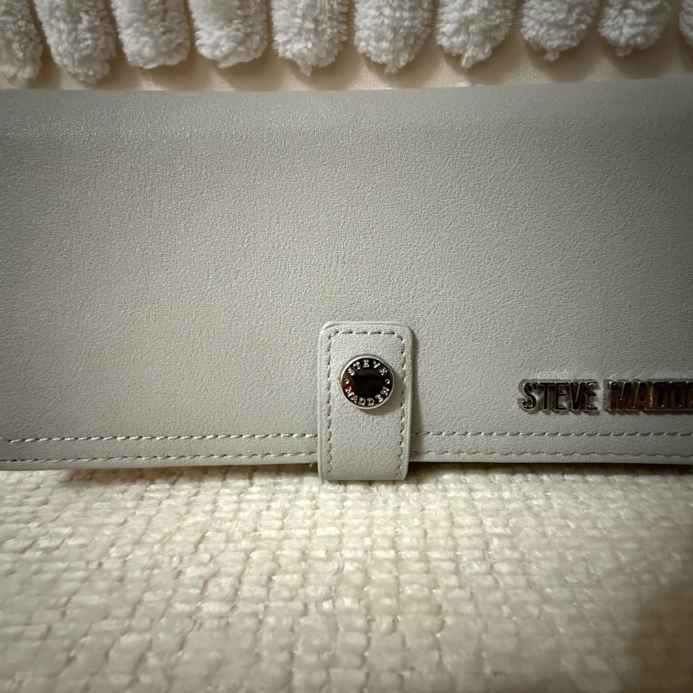 NWOT! Steve Madden Gray Wallet with Zipper Detail